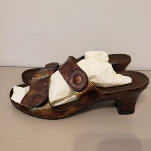 NEW ELLE SHOES MULTI COLOR GOLDS AND BROWNS SIZE 9 VELCRO COMFORT  25.00 OFFER